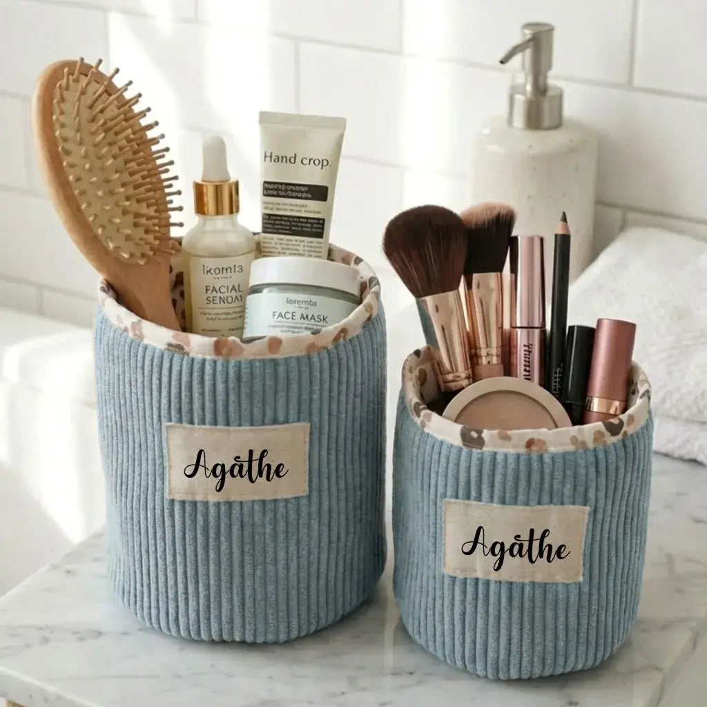 Lot de 2 paniers de rangement en velours côtelé bleu personnalisés 'Agathe' pour salle de bain.