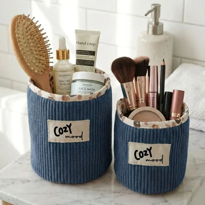 Panier de rangement velours côtelé personnalisé bleu marine pour produits de beauté avec inscription 'cozy mood'.