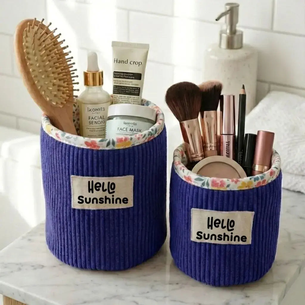 Panière ronde en velours côtelé bleu roi personnalisable utilisée comme rangement maquillage sur meuble de salle de bain