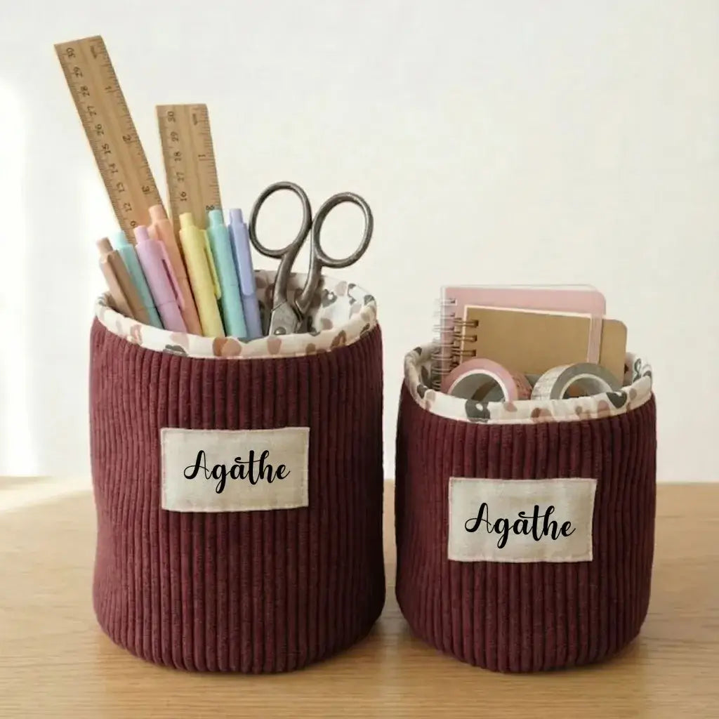 Panière ronde en velours côtelé prune personnalisée pour rangement bureau avec stylos, carnet et masking tape