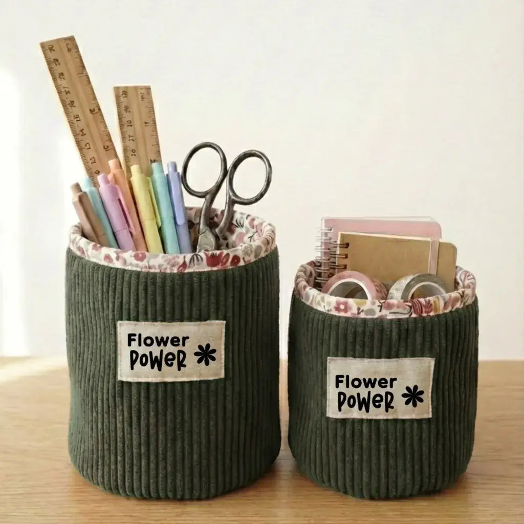 Panière ronde en velours côtelé vert personnalisée pour rangement bureau avec stylos, carnets et fournitures