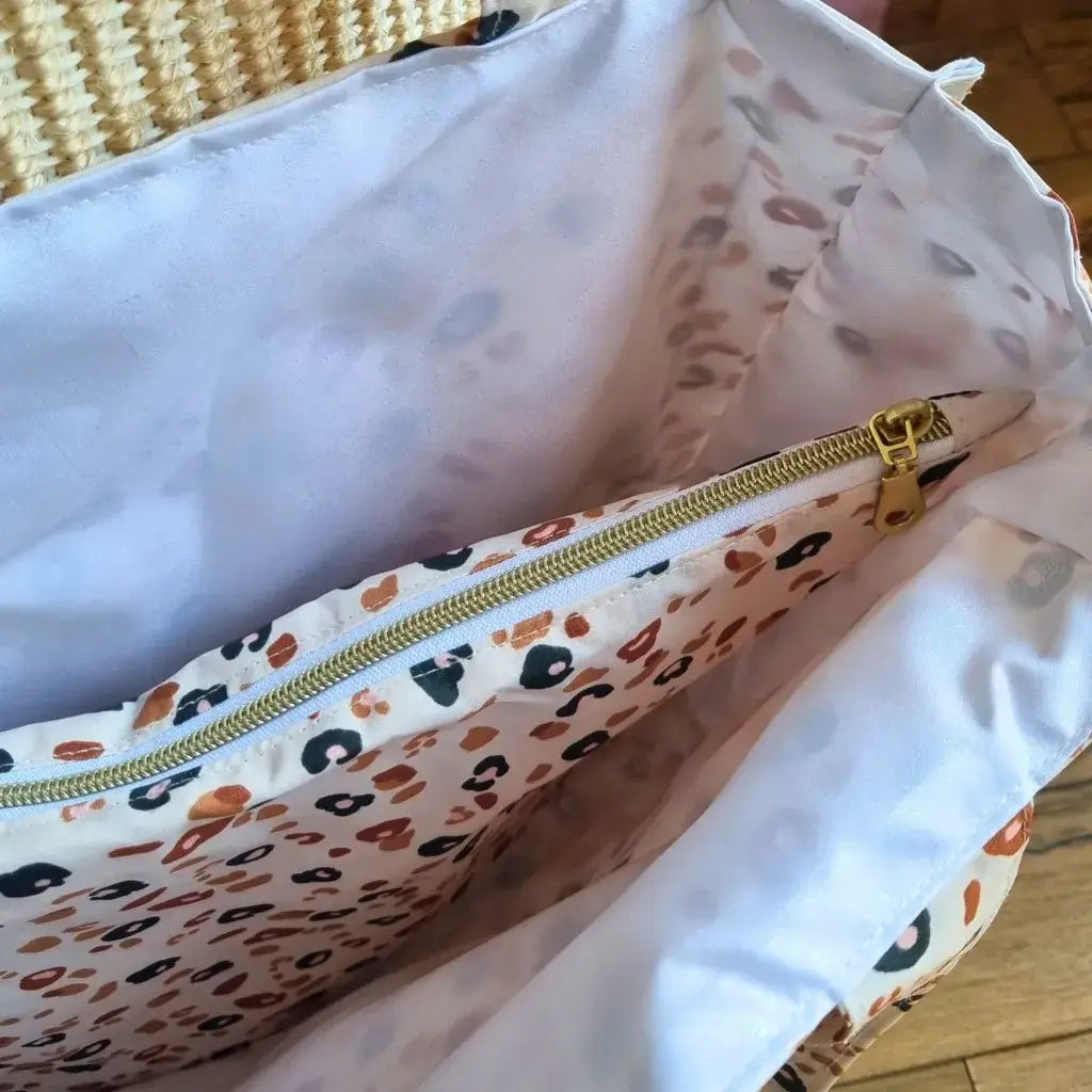 poche intérieure zippée cabas XL coton enduit motif léopard avec doublure blanche imperméable