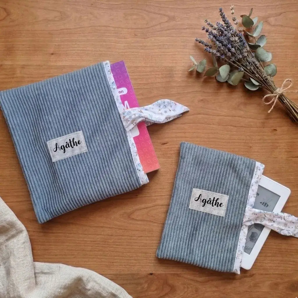 Lot de pochettes à livre et liseuse personnalisées Agathe en velours côtelé bleu clair.