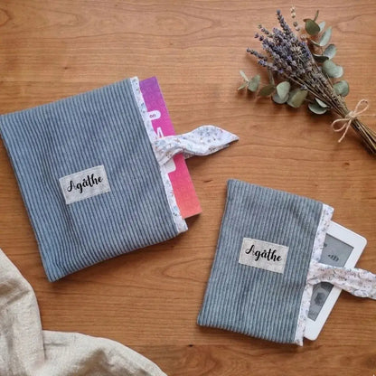 Lot de pochettes à livre et liseuse personnalisées Agathe en velours côtelé bleu clair.