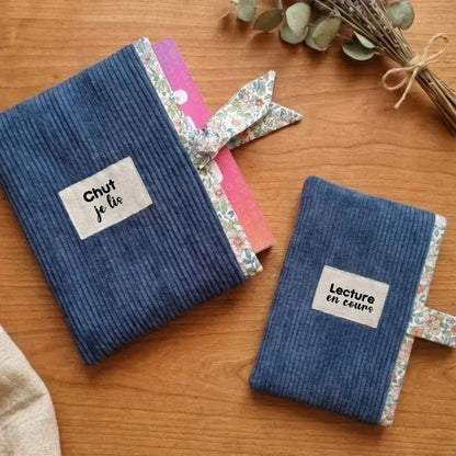 Pochette livre et liseuse velours côtelé bleu marine avec message Chut je lis et motif fleuri.