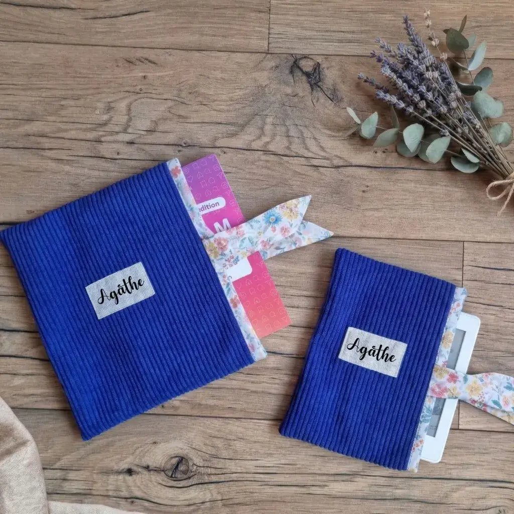 Duo de pochettes à livre et liseuse personnalisées Agathe en velours côtelé bleu roi.