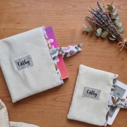 Pochettes livre et liseuse personnalisées Cathy en velours côtelé écru et doublure fleurie.