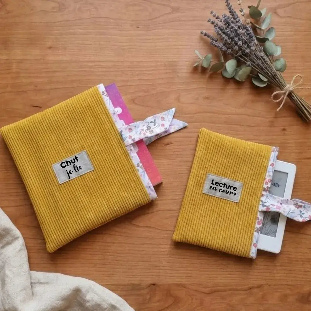 Pochette à livre jaune moutarde en velours côtelé avec étiquette floquée Chut je lis et Lecture en cours.