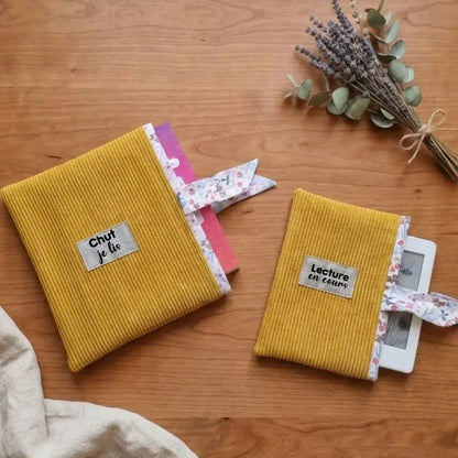 Pochette à livre jaune moutarde en velours côtelé avec étiquette floquée Chut je lis et Lecture en cours.