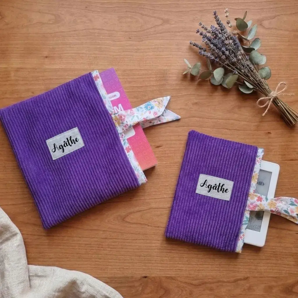 Protection livre et liseuse en velours côtelé violet lavande personnalisé au prénom Agathe.