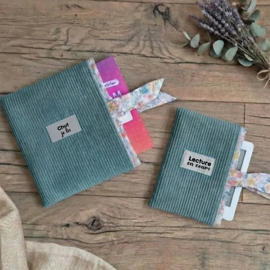 Pochette à livre et liseuse en velours côtelé vert lichen, idée cadeau lecteur fait main.