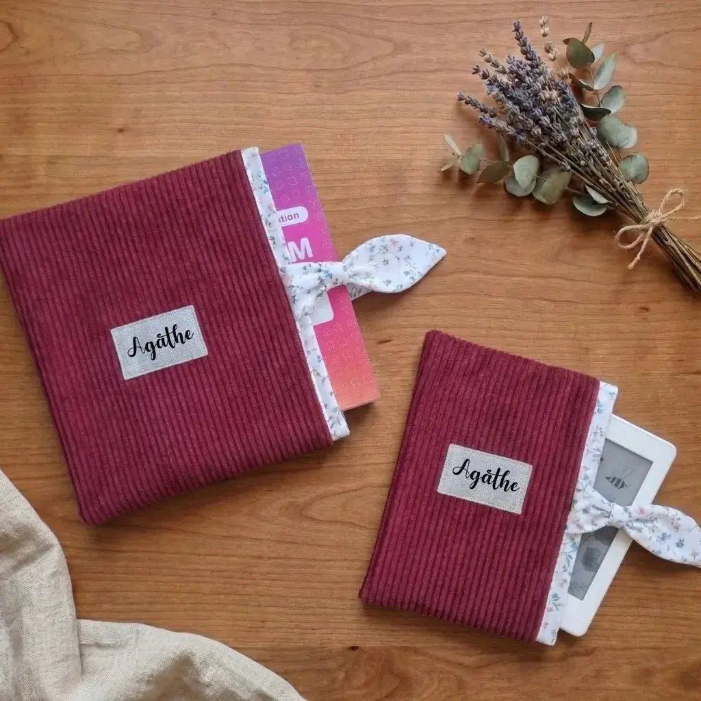 Duo de pochettes à livre et liseuse en velours côtelé lie de vin, personnalisation prénom Agathe.