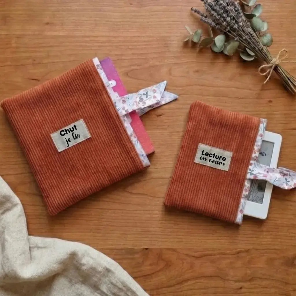 Protections livre et liseuse velours côtelé marron, étiquettes floquées Chut je lis et Lecture en cours.
