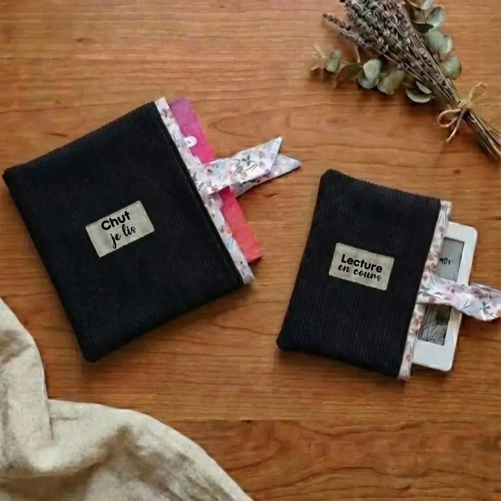 Lot de pochettes à livre et liseuse en velours côtelé noir, accessoire de lecture fait main.