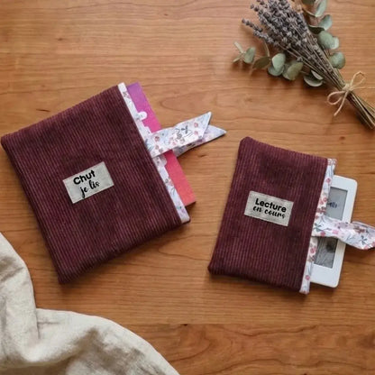 Pochette à livre velours côtelé coloris prune, format Kindle et livre de poche, étiquette Chut je lis.