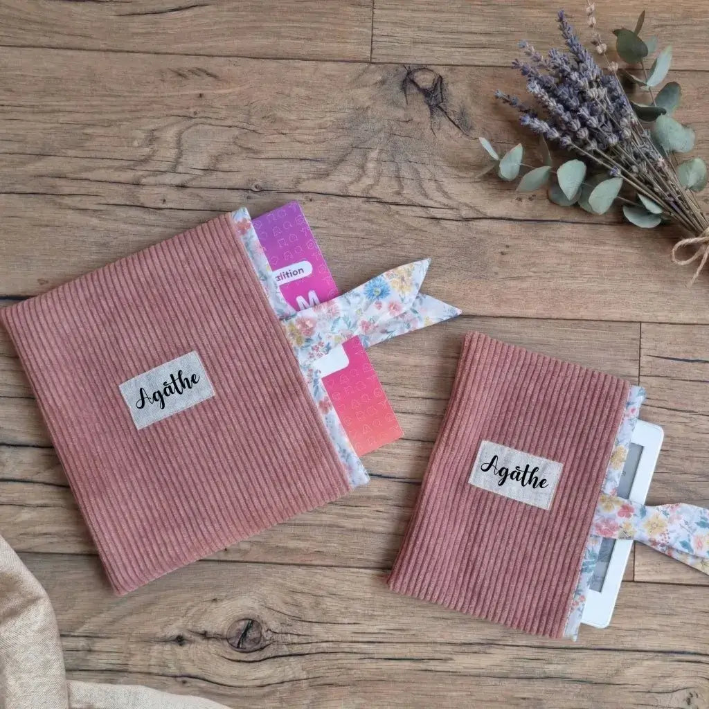 Pochette livre et liseuse velours côtelé rose poudré personnalisée Agathe, style bohème fleuri.