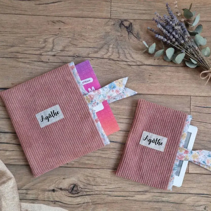Pochette livre et liseuse velours côtelé rose poudré personnalisée Agathe, style bohème fleuri.