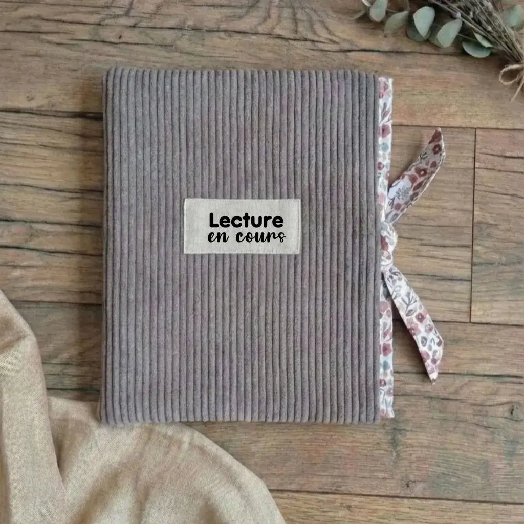 Grande pochette à livre en velours côtelé taupe avec flocage Lecture en cours et nœud fleuri.