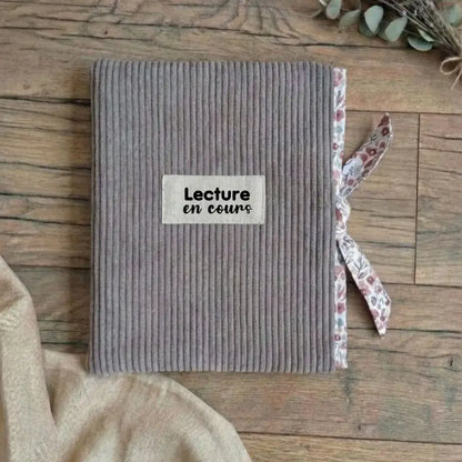 Grande pochette à livre en velours côtelé taupe avec flocage Lecture en cours et nœud fleuri.