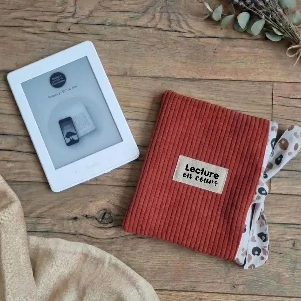 Pochette liseuse Kindle en velours côtelé terracotta, accessoire protection livre avec motif léopard.