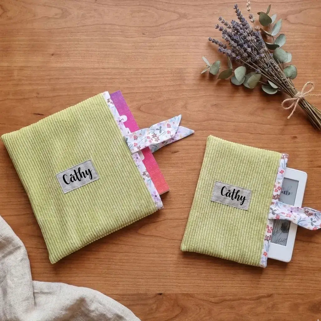 Étui liseuse et pochette à livre en velours côtelé vert anis, personnalisation prénom Cathy.