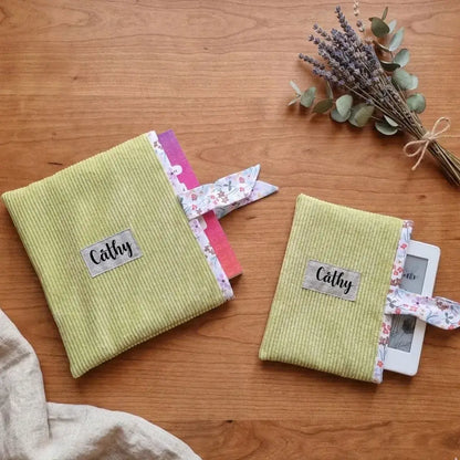 Étui liseuse et pochette à livre en velours côtelé vert anis, personnalisation prénom Cathy.
