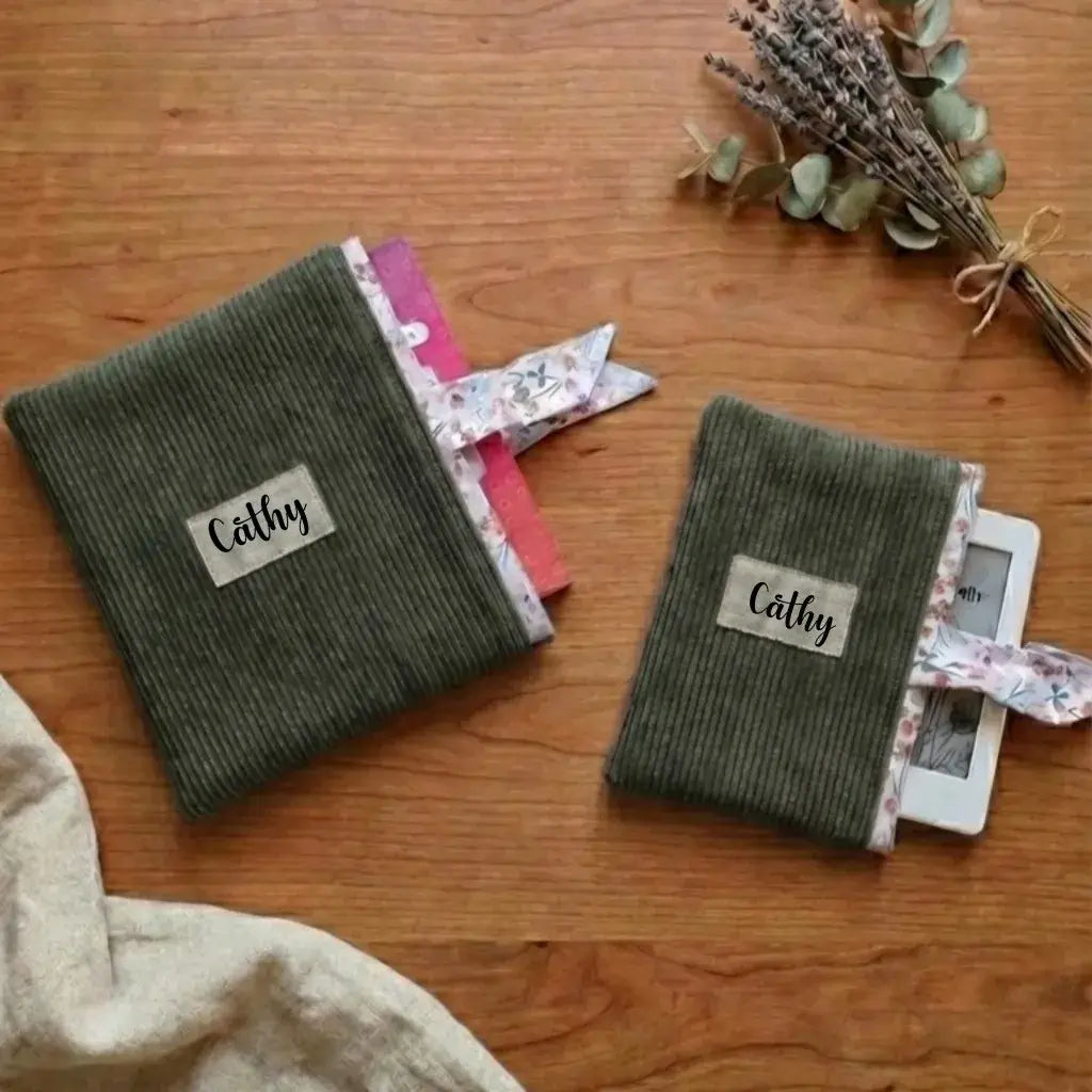 Duo de pochettes à livre et liseuse en velours côtelé vert forêt avec prénom floqué Cathy.