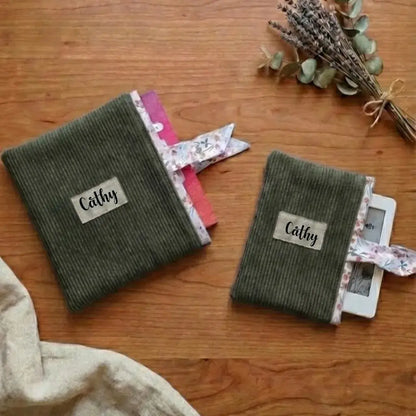 Duo de pochettes à livre et liseuse en velours côtelé vert forêt avec prénom floqué Cathy.