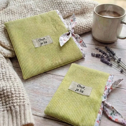 Pochettes livre et liseuse velours vert anis sur table en bois, protection de livre faite main.