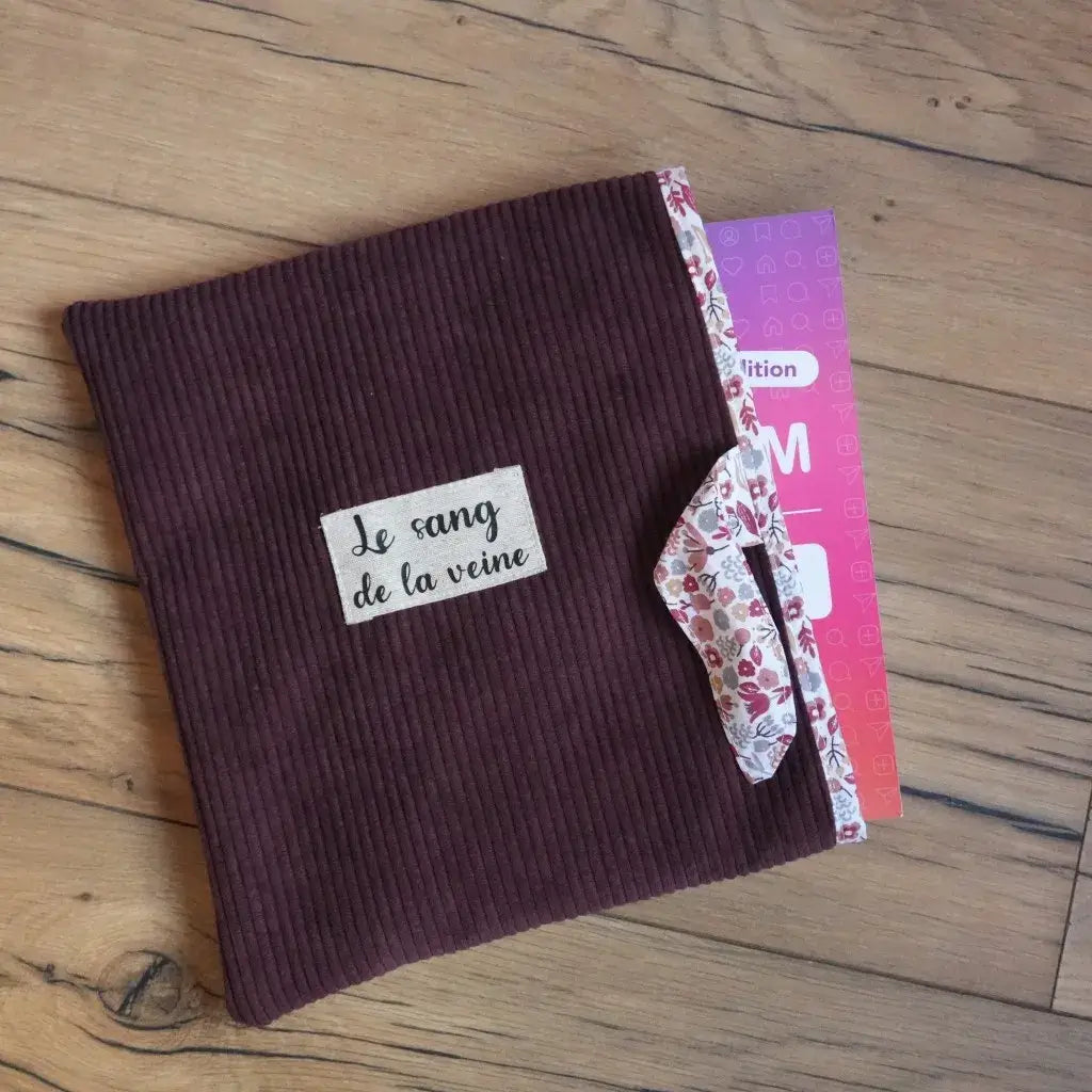 Pochette à livre en velours prune personnalisée Le sang de la veine avec tissu fleuri