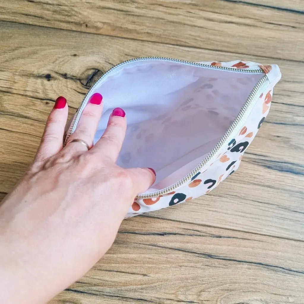 pochette imperméable coton enduit motif léopard avec doublure intérieure blanche et zip