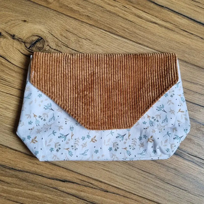 Pochette imperméable et réutilisable en tissu motif Azra aux tons doux et rabat en velours côtelé marron – un accessoire minimaliste et pratique pour transporter mouchoirs, protections ou objets personnels au quotidien.