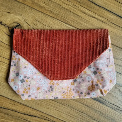 Pochette imperméable et réutilisable en tissu fleuri rose motif ‘bouquet’ et rabat en velours côtelé terracotta – une trousse douce et pratique pour un usage quotidien, parfaite pour adopter une routine zéro déchet avec élégance.