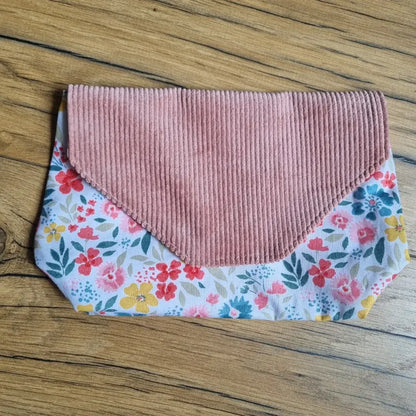 Pochette imperméable et réutilisable en tissu fleuri multicolore motif Bridget et rabat en velours côtelé rose – un accessoire chic, lavable et pratique pour glisser mouchoirs, protections ou petits essentiels du quotidien.