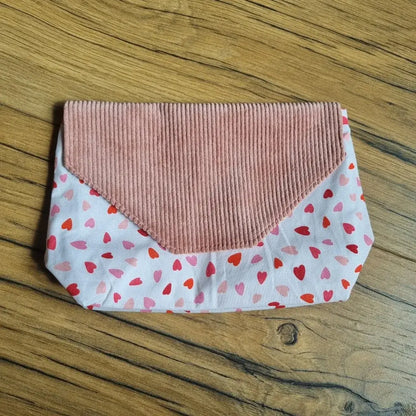 Pochette imperméable et lavable en velours côtelé rose et tissu à motifs cœurs rouges et roses – accessoire réutilisable et plein de tendresse, idéal pour ranger mouchoirs, lingettes ou petits objets du quotidien.