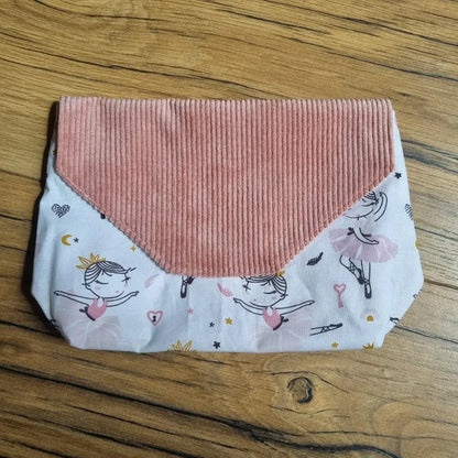 Pochette imperméable pour enfants en tissu illustré de petites danseuses et rabat en velours côtelé rose – un accessoire lavable, léger et poétique, idéal pour accompagner les sorties ou ranger des effets personnels avec style.