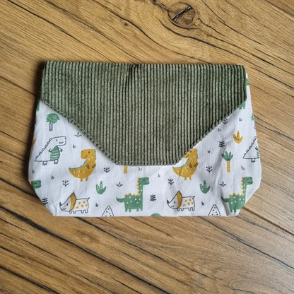 Pochette imperméable et réutilisable en tissu à motifs dinosaures et rabat en velours côtelé vert – un accessoire ludique, lavable et pratique pour accompagner les enfants au quotidien, à l’école ou en sortie.
