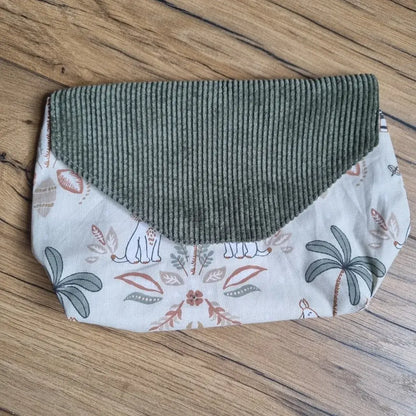 Petite pochette imperméable au look jungle, confectionnée en tissu imprimé safari et velours côtelé vert – un accessoire lavable et durable, idéal pour transporter mouchoirs, lingettes ou effets personnels dans une démarche zéro déchet.