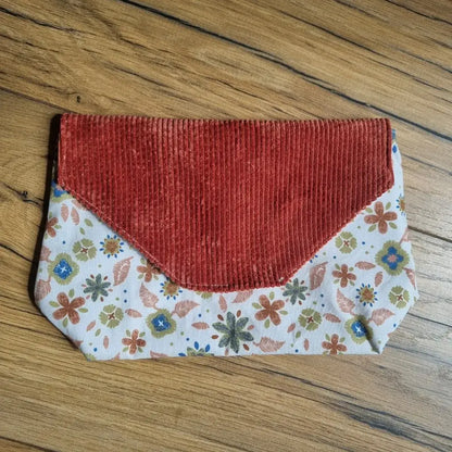Pochette imperméable et réutilisable en velours côtelé terracotta et tissu fleuri Rozia – accessoire pratique zéro-déchet et éco-responsable pour ranger mouchoirs, protections hygiéniques ou goûter des enfants.
