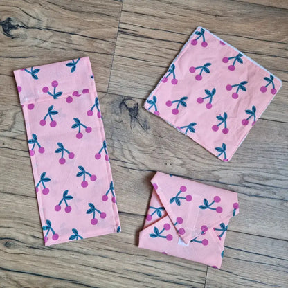 pochette sandwich réutilisable tissu motif cerises avec formats demi baguette et pain de mie pliables
