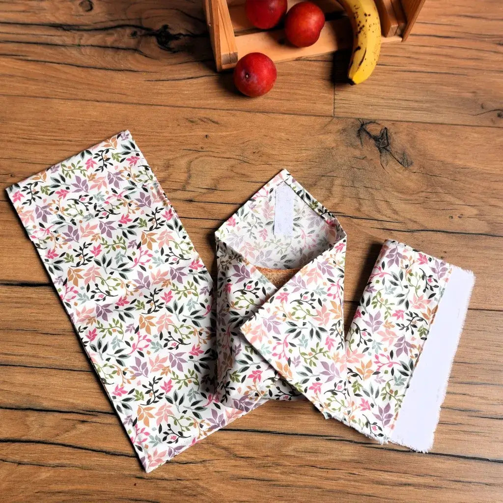 Pochette sandwich réutilisable en tissu à motif fleuri coloré, parfaite pour transporter du pain de mie, une demi-baguette ou une collation. Cet emballage alimentaire écologique et lavable constitue une alternative pratique et durable au papier aluminium ou au film plastique, tout en ajoutant une touche élégante et naturelle à vos repas à emporter, que ce soit pour l’école, le bureau ou un pique-nique.