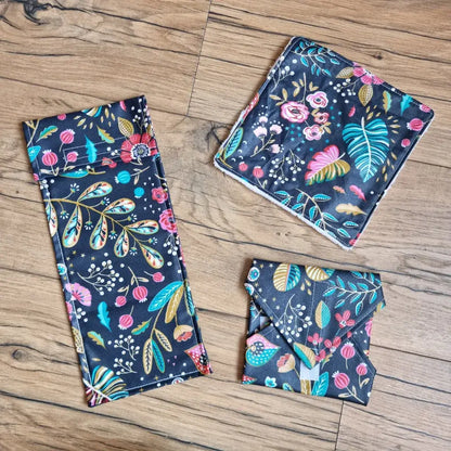 pochette sandwich réutilisable tissu motif floral fond noir formats demi baguette et pain de mie
