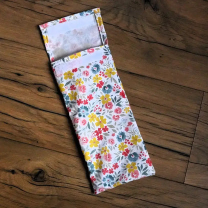 Pochette sandwich réutilisable format demi-baguette en coton enduit fleuri avec velcro