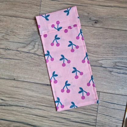 pochette sandwich tissu motif cerises format demi baguette avec rabat pliable fermeture scratch