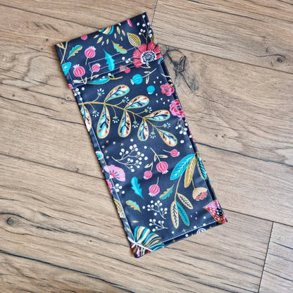 pochette sandwich tissu motif floral fond sombre format demi baguette avec rabat et scratch