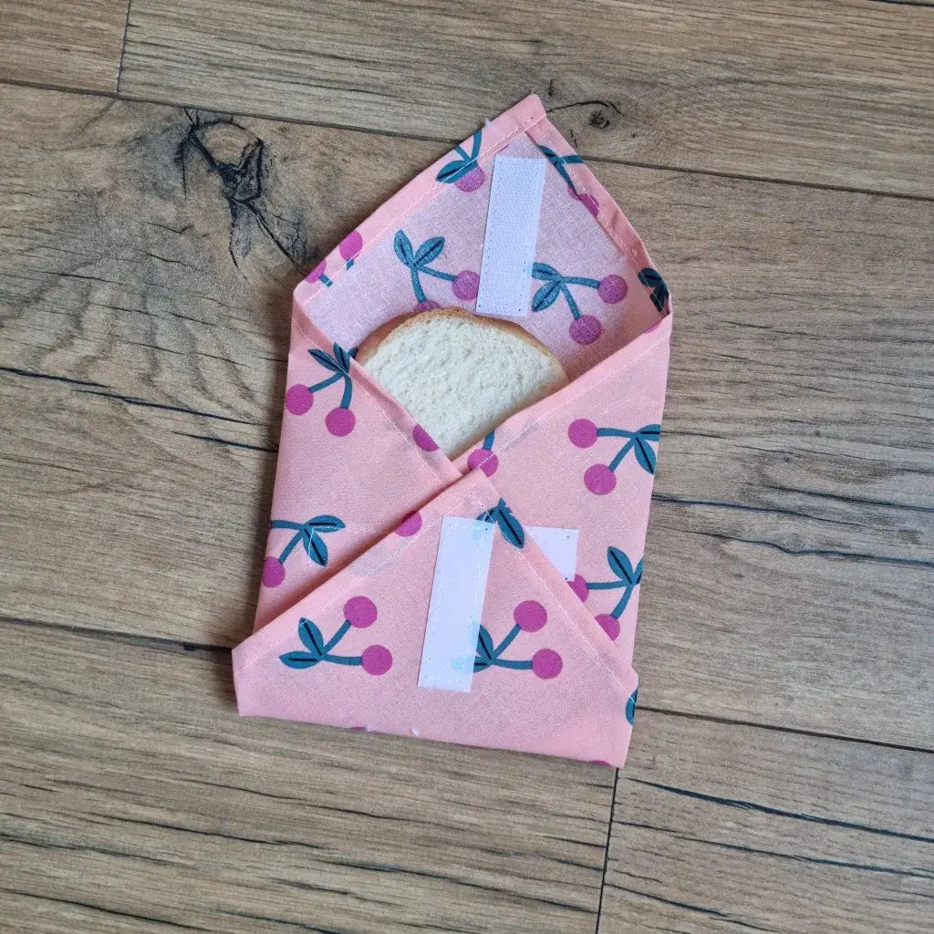 pochette sandwich tissu motif cerises format pain de mie avec fermeture scratch et forme enveloppe