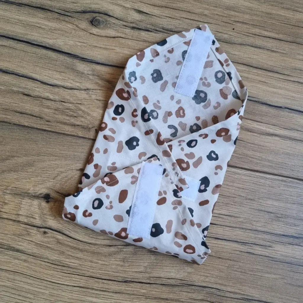 Pochette à sandwich lavable et réutilisable en coton enduit au motif léopard et au format pain de mie.