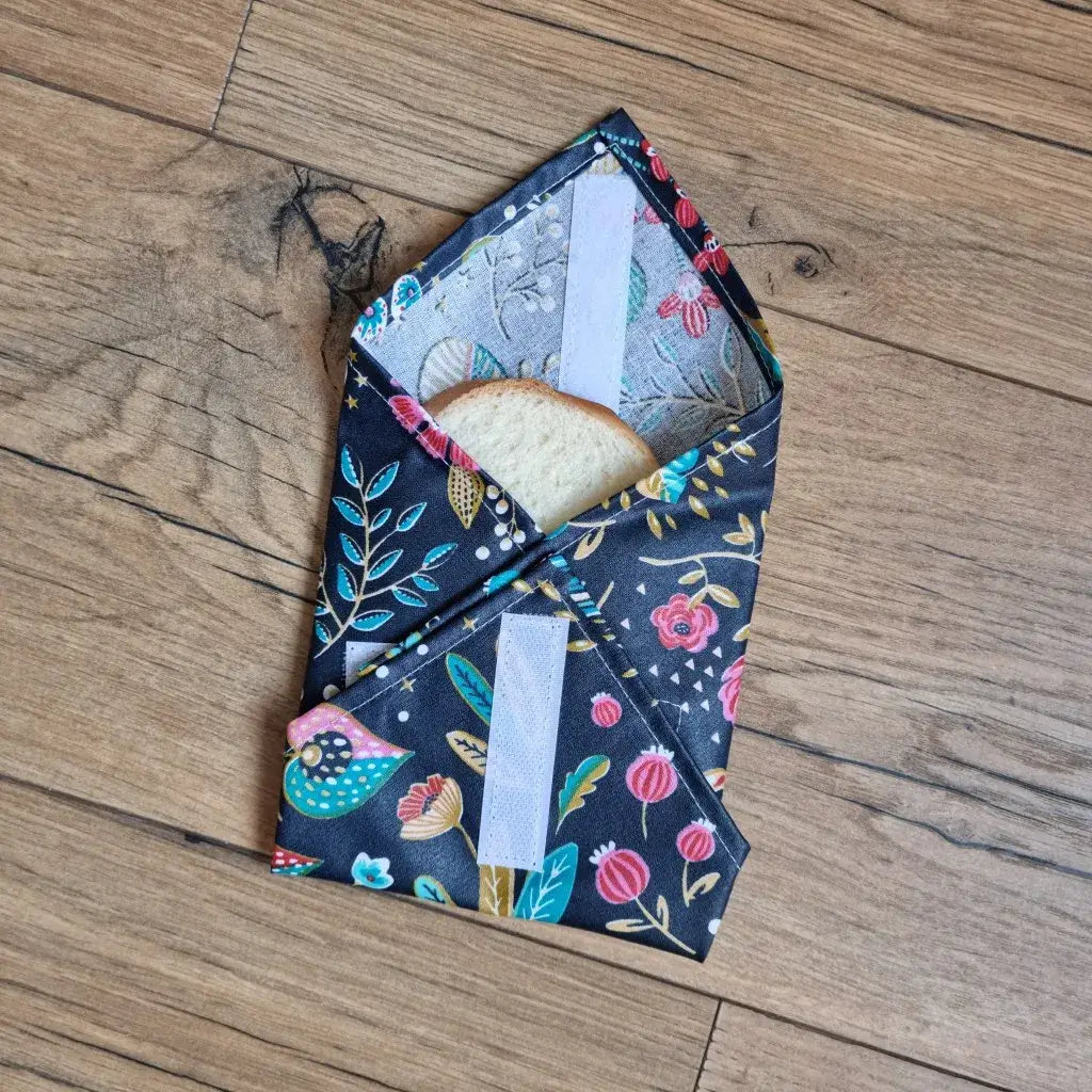 pochette sandwich tissu motif floral fond noir format pain de mie avec fermeture scratch enveloppante