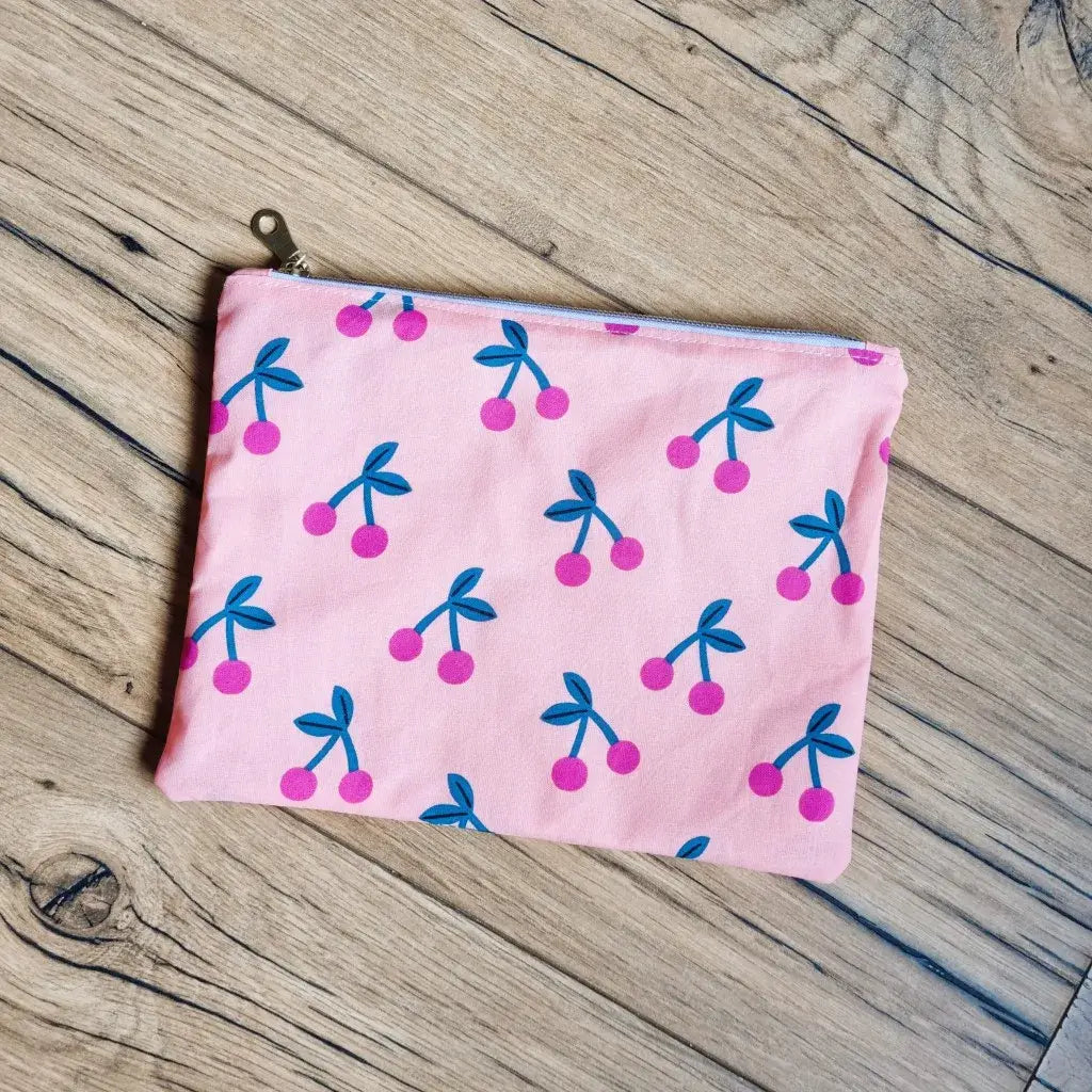 pochette zippée en coton enduit rose motif cerises pour goûter, maquillage ou accessoires de plage