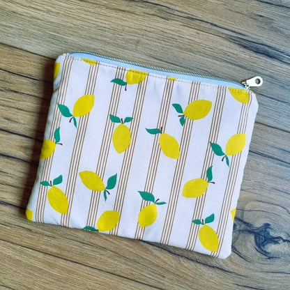 pochette zippée coton enduit motif citron avec format plat et fermeture éclair imperméable